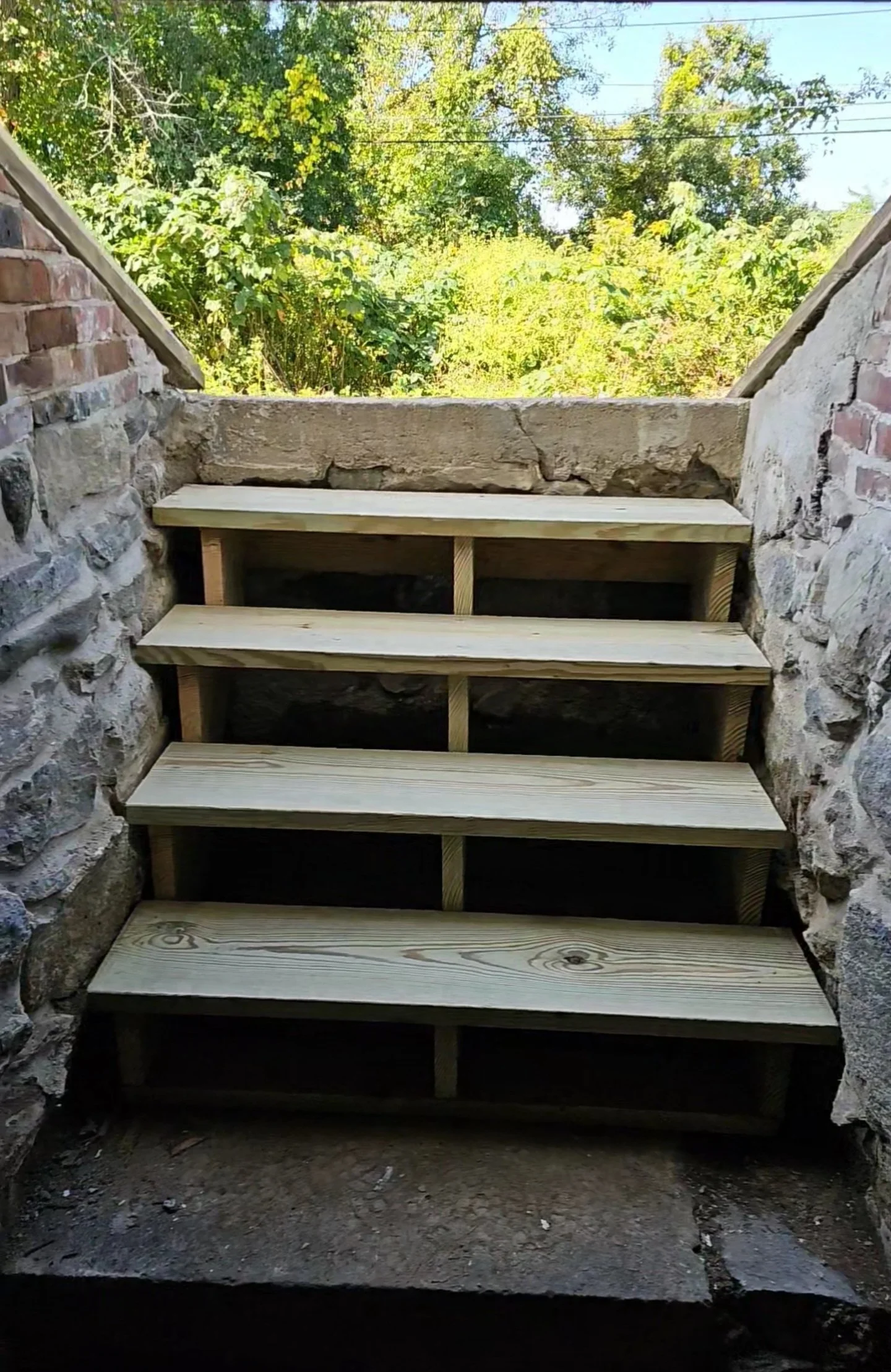 Bulkhead door steps