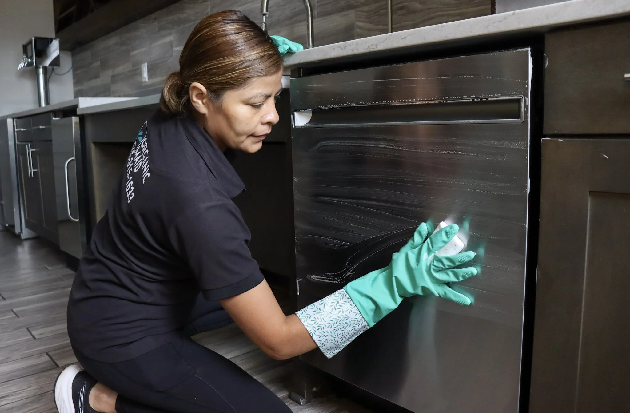 Deep cleaning a stainless steel kitchen dishwasher 