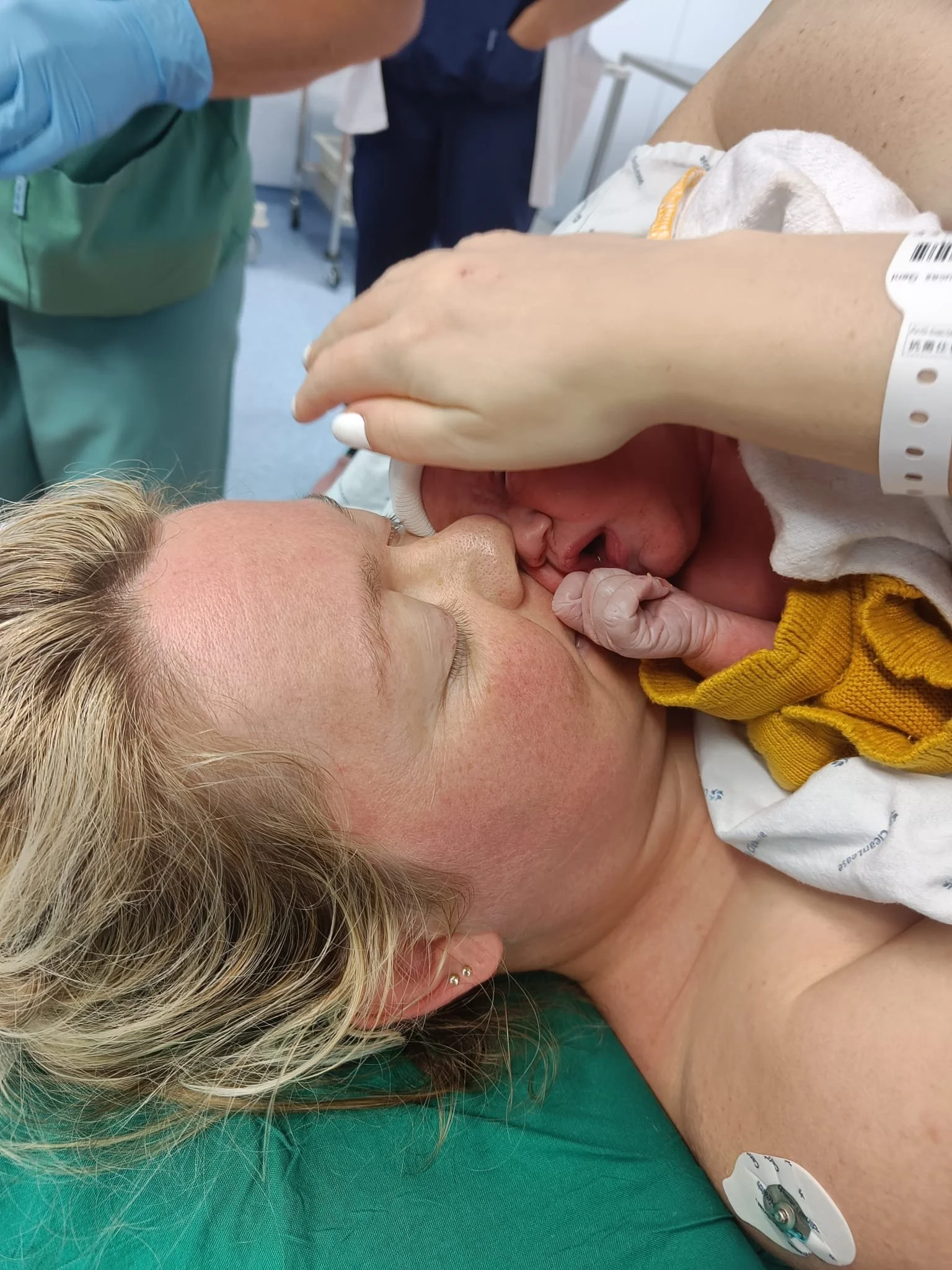 Moeder ontmoet haar pasgeboren baby vlak na de geboorte