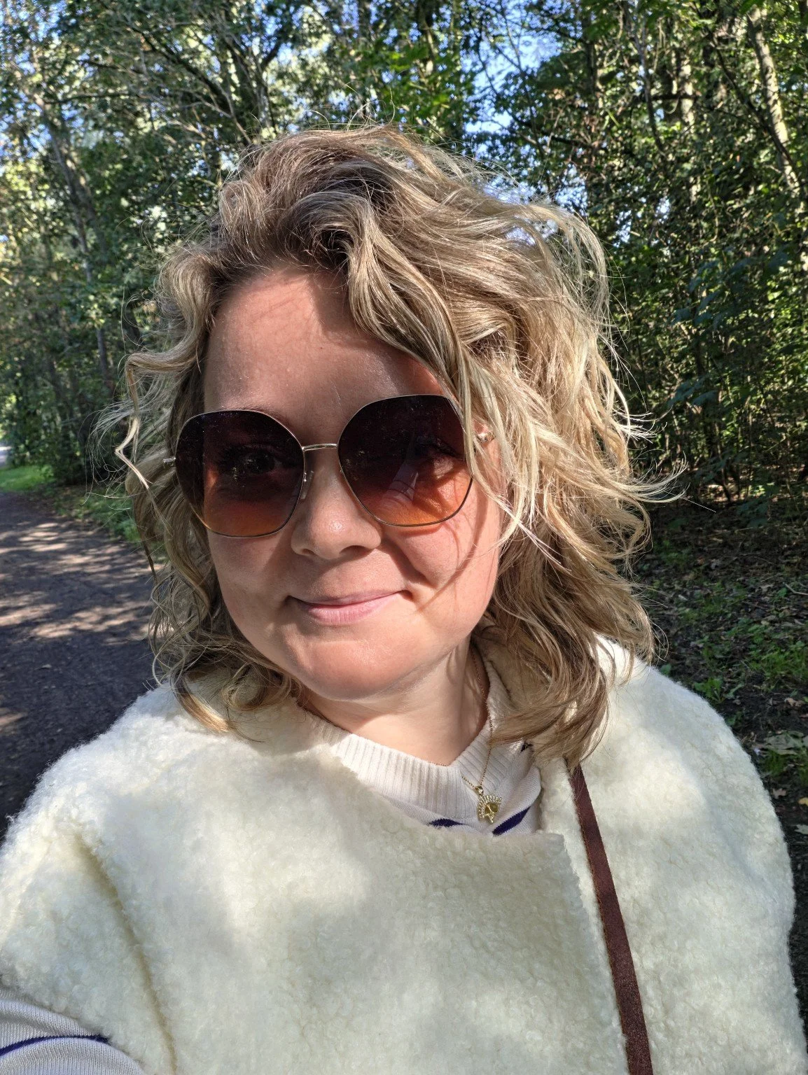Lindsay van Mothers & Moon tijdens een wandeling in het groen, voor de Meewandeling.