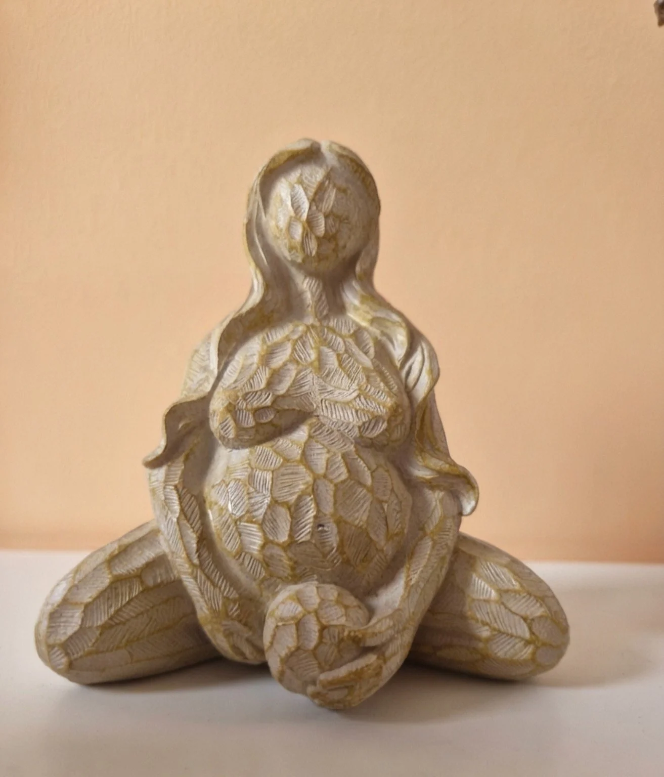 Beeldje van een moeder met haar baby, symbool voor moederschap en verbinding bij Mothers & Moon
