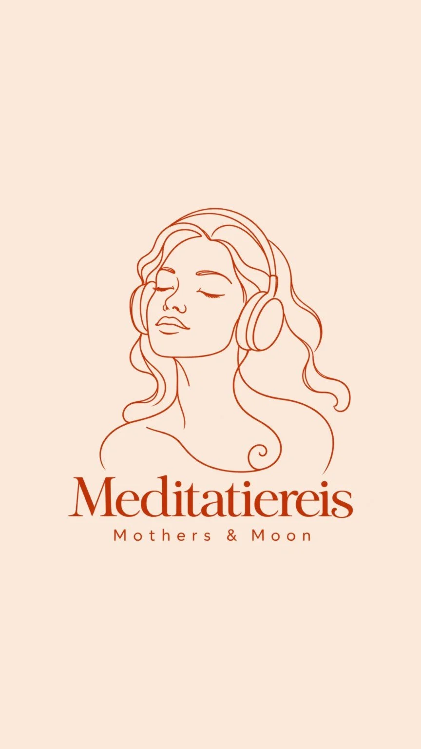 Meditatiereis · Mothers & Moon, lijnillustratie van een vrouw die met gesloten ogen luistert.