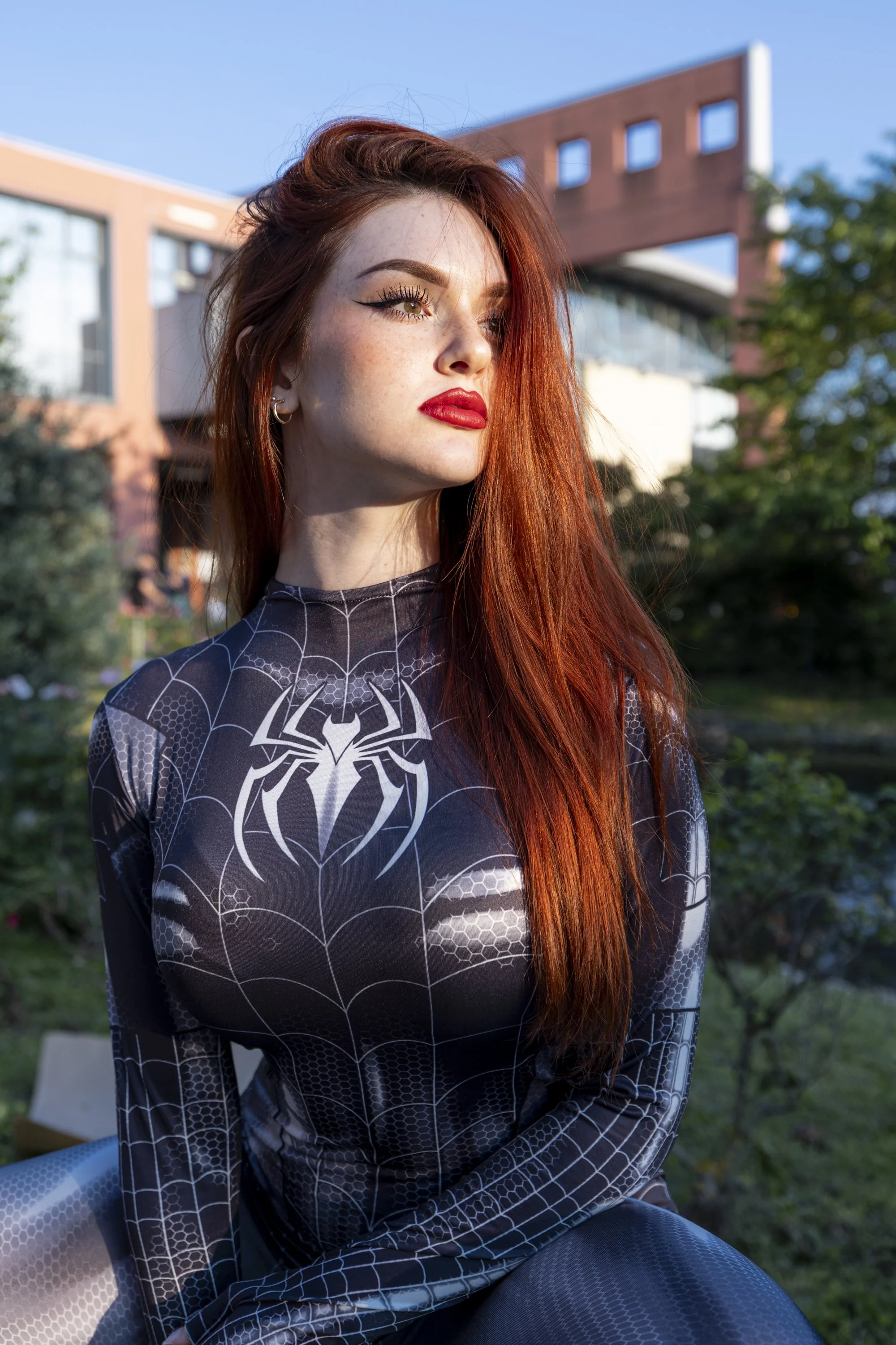 Cosplay ispirato a Spider-Man durante uno shooting urbano all'aperto al tramonto.