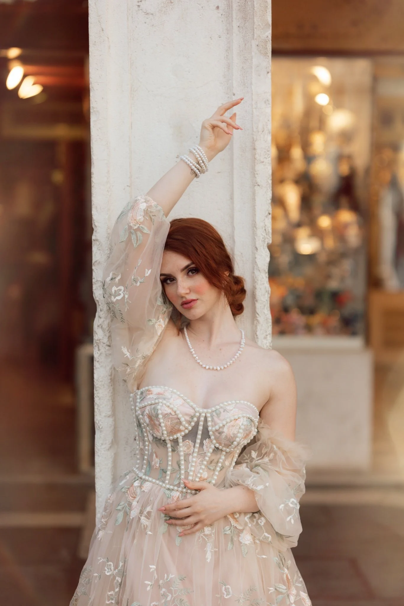 Asia Zeggio in abito da sposa durante uno shooting bridal in una location elegante.