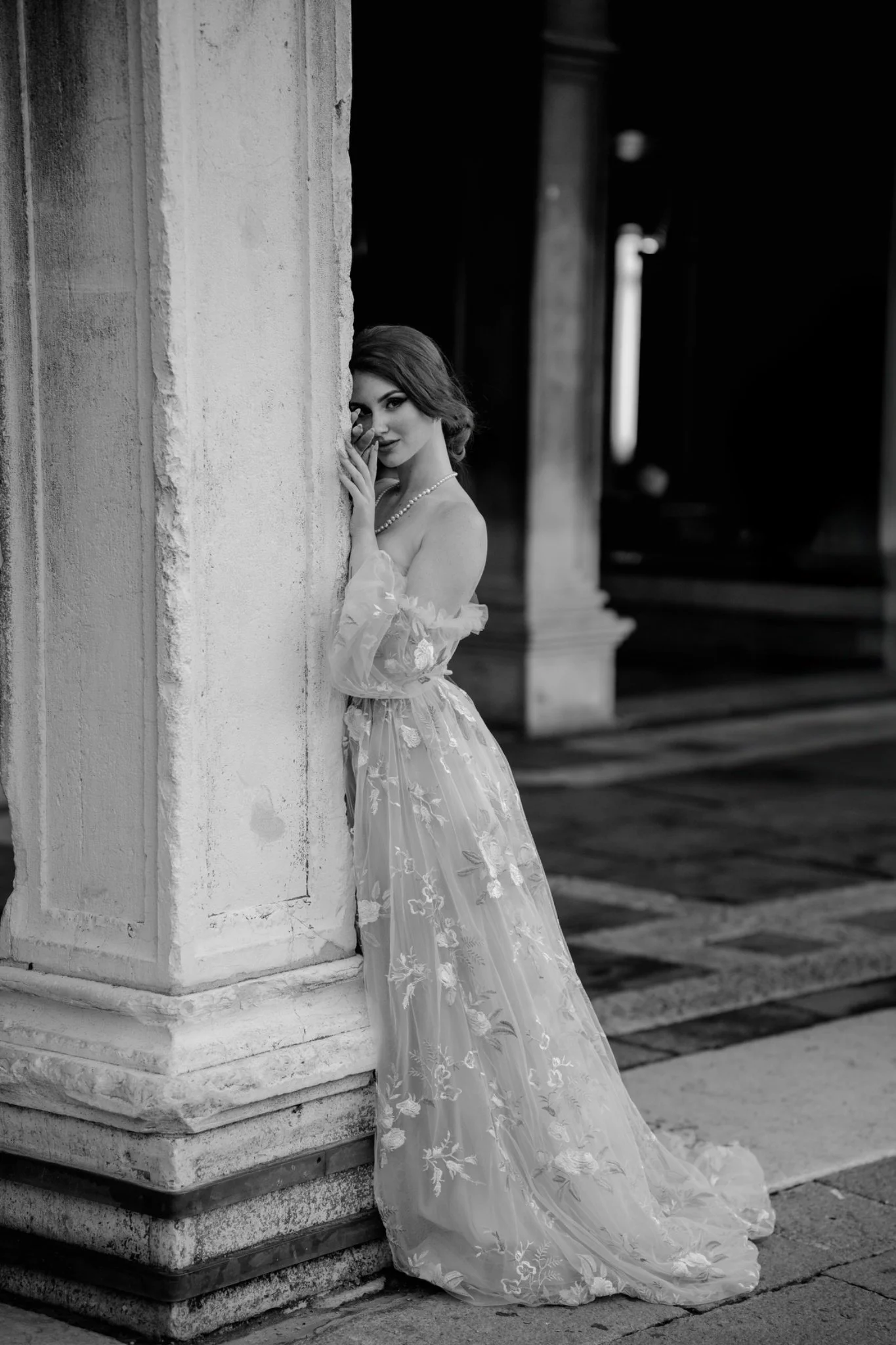 Asia Zeggio in abito da sposa durante uno shooting bridal in una location storica.