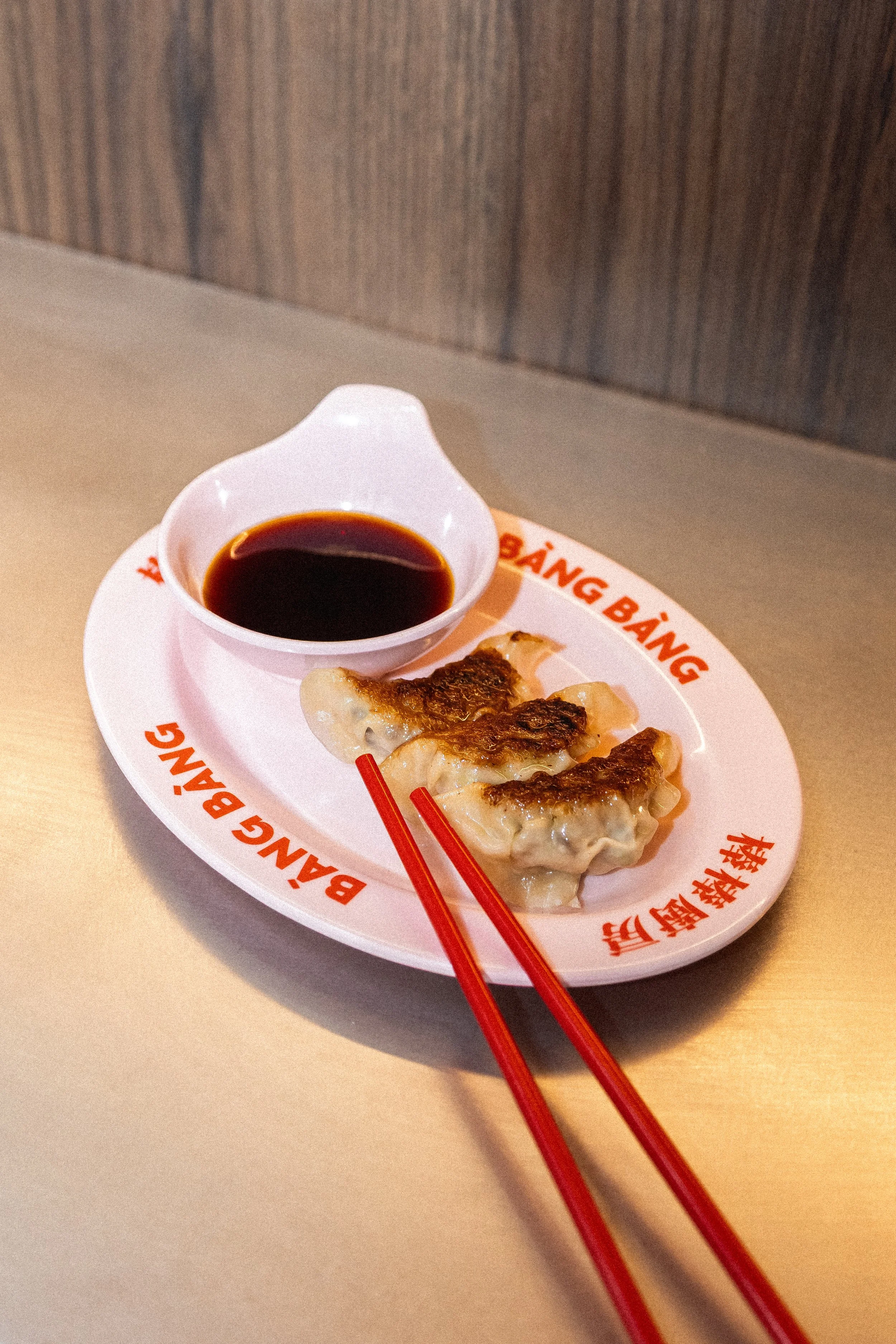 3 Ravioli snackés assiette rose baguette rouge