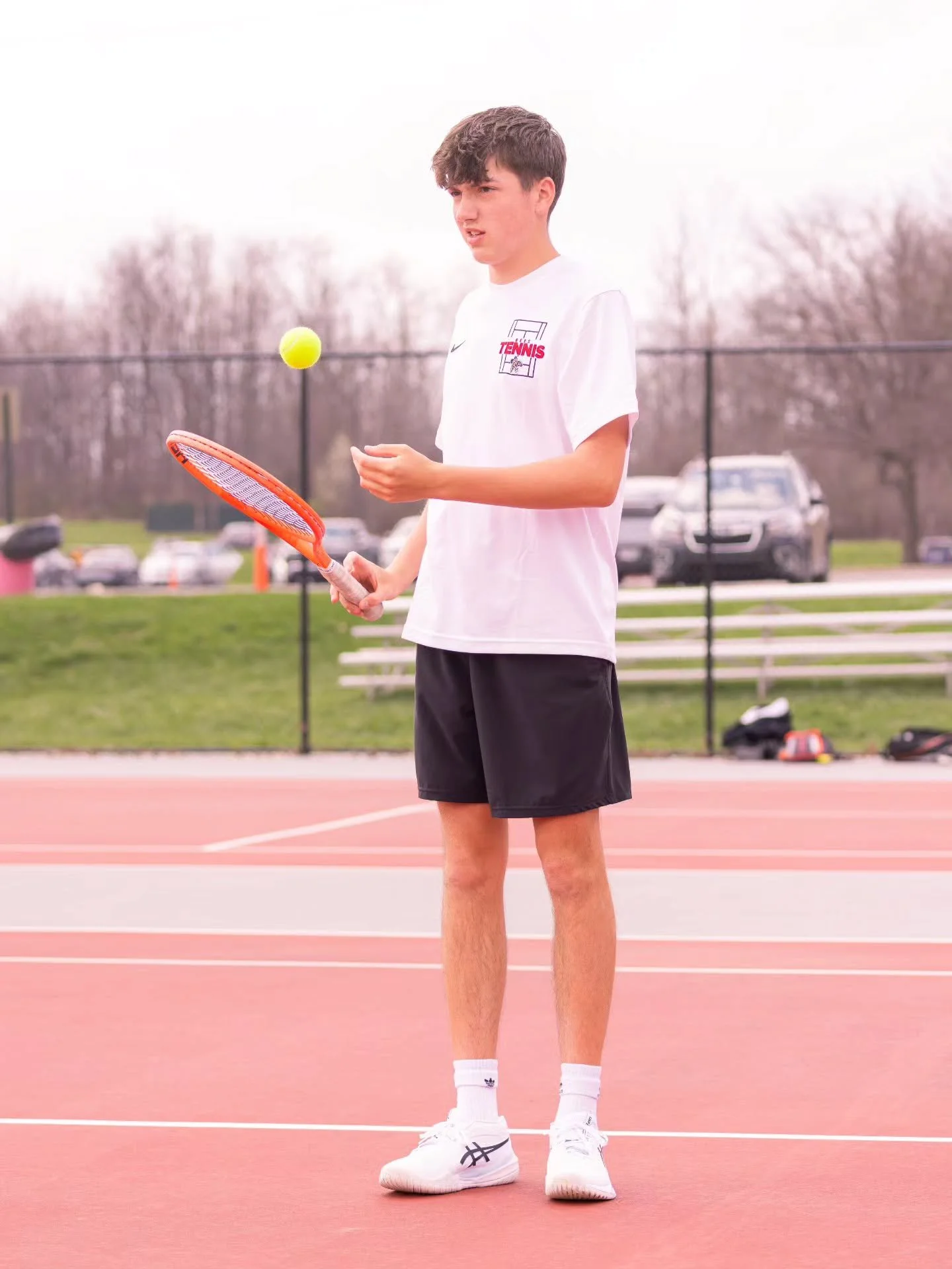 Last Thursday, Bees Tennis hosted their match against Noro, playing in windy but warm weather. Ultimately, after an especially long and well fought match by third singles, Noro snatched a close 3-2 victory, but not without great effort from Brecksvil