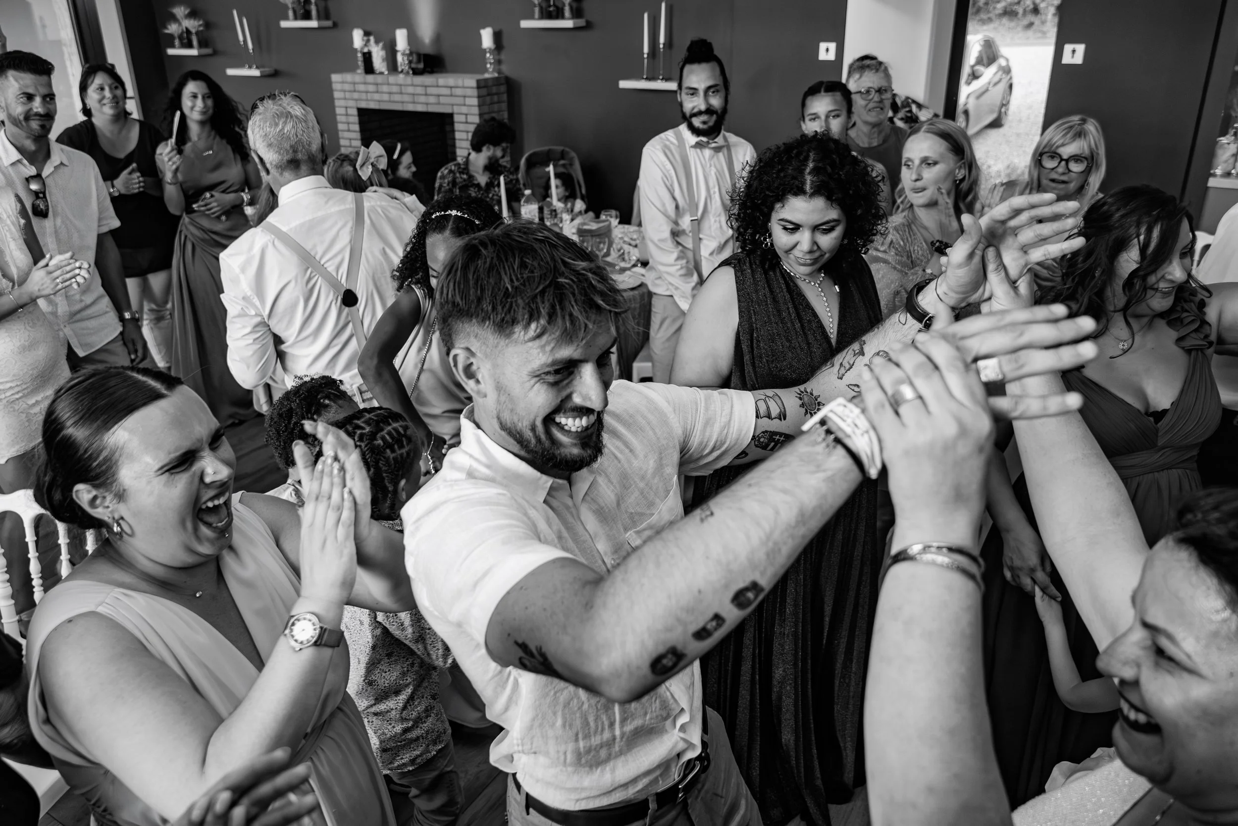 Invités de mariage qui danse