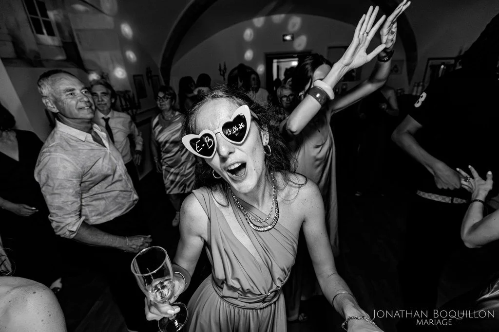 Une femme fait la fête dans un mariage filmée par une caméra par une invitée