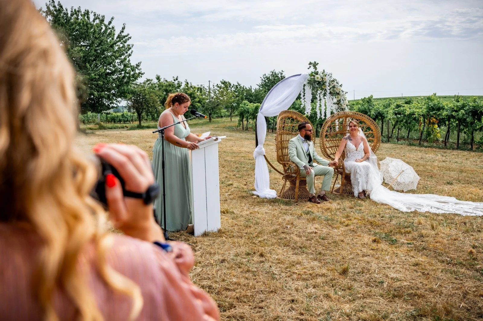 Une témoin de mariage filme avec une caméra