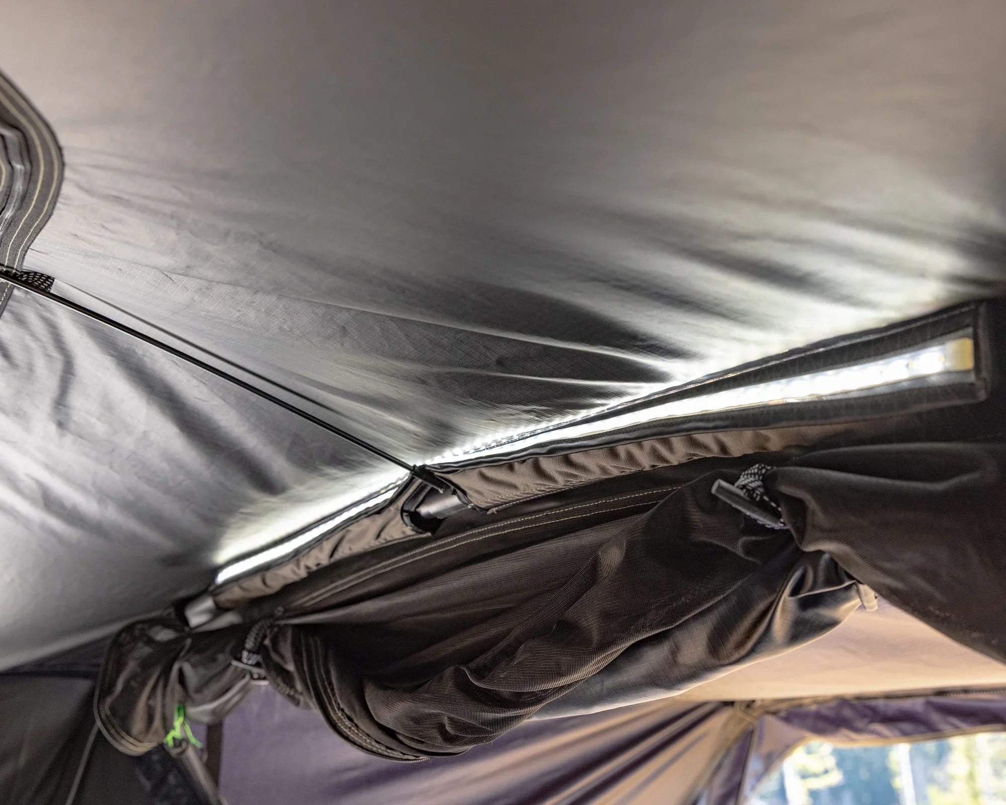 IRTT0078XL-ursa-major-rooftop-tent-lifestyle-13-2000x1600.webp