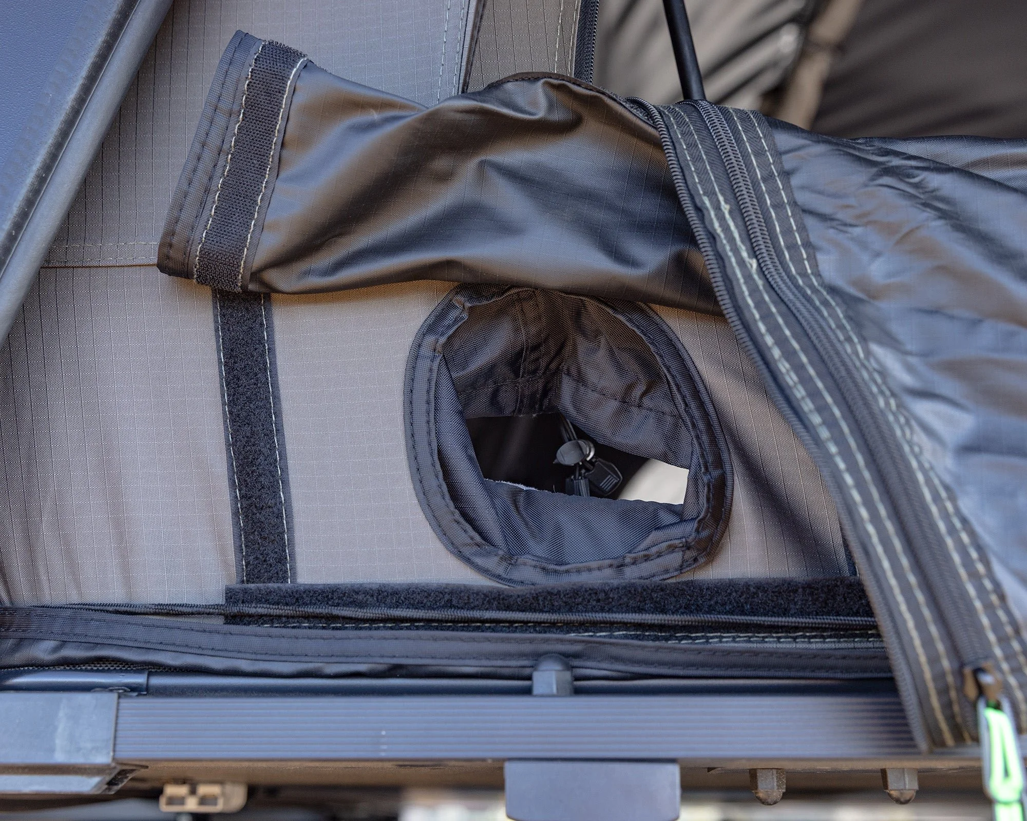 IRTT0078XL-ursa-major-rooftop-tent-lifestyle-3-2000x1600.jpg