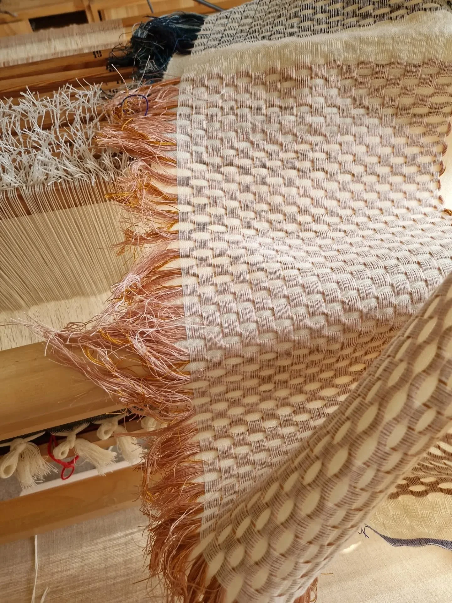 I've had some really lovely feedback on my current pop-up @thecabinbelper so I'd thought I'd share some behind the scenes of weaving my tassle lampshades.

So far I've just been using up some wastage from old warps for the tassles but I'm running out
