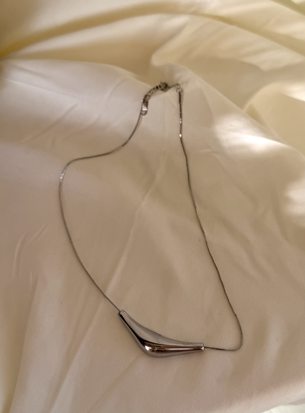 Cendre Curve Necklace