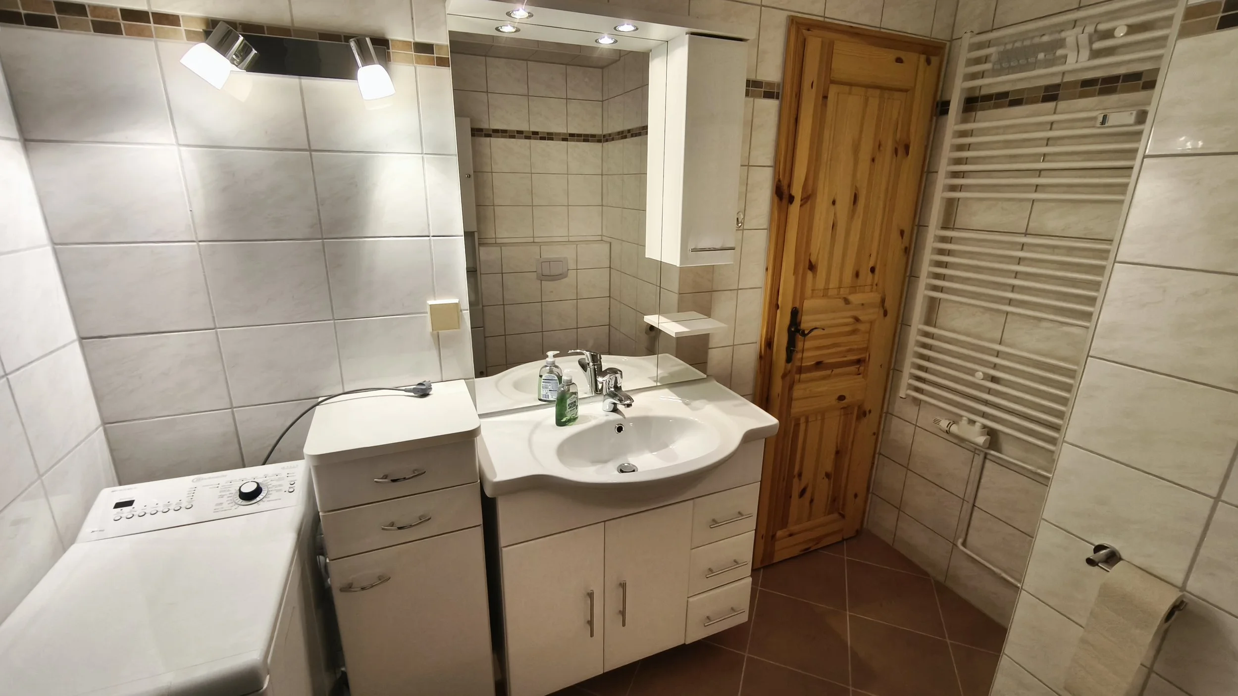 Helles, modern ausgestattetes Badezimmer mit großzügigem Waschtisch