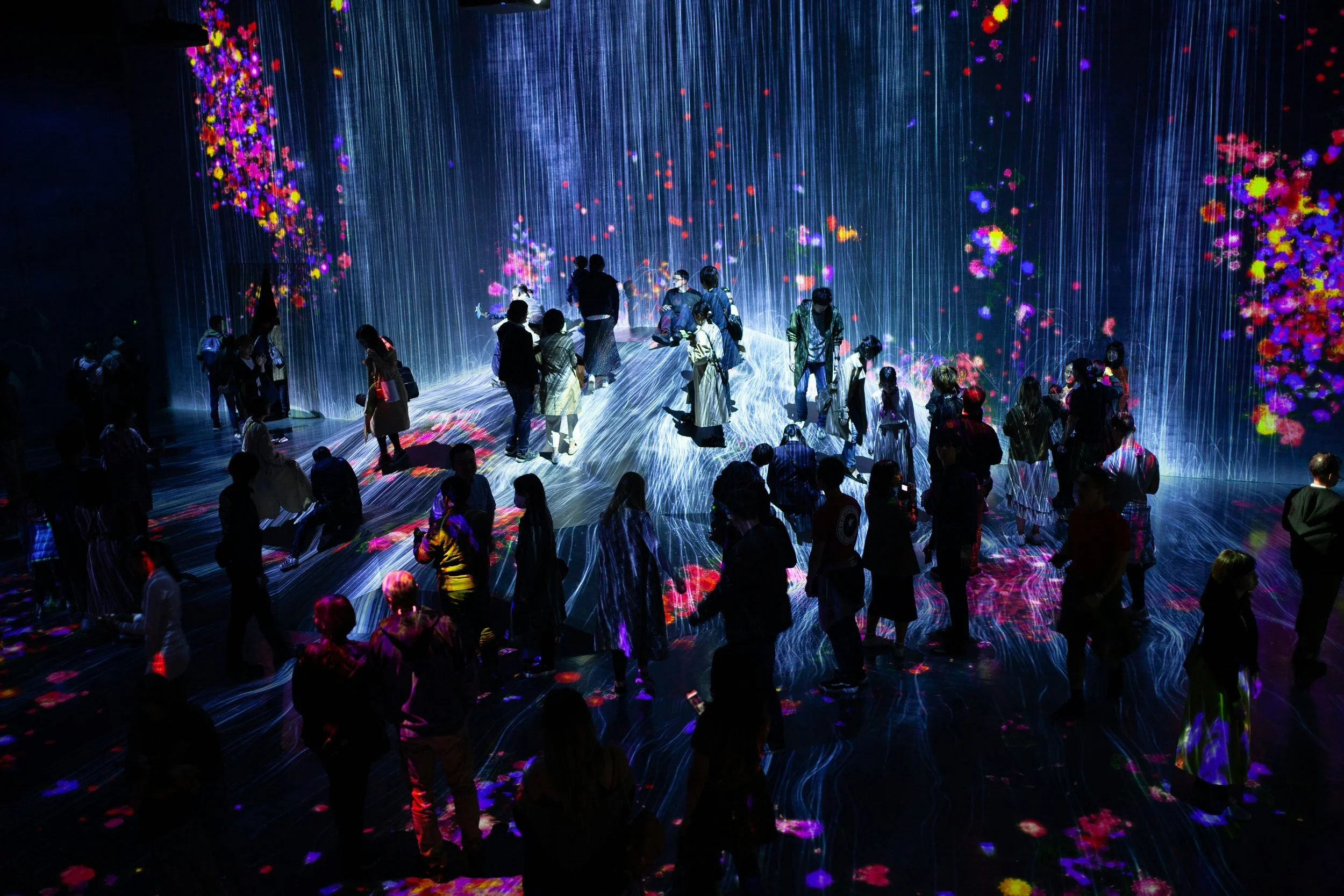 Teamlab indoor immersive experience with video mapping and projection mapping