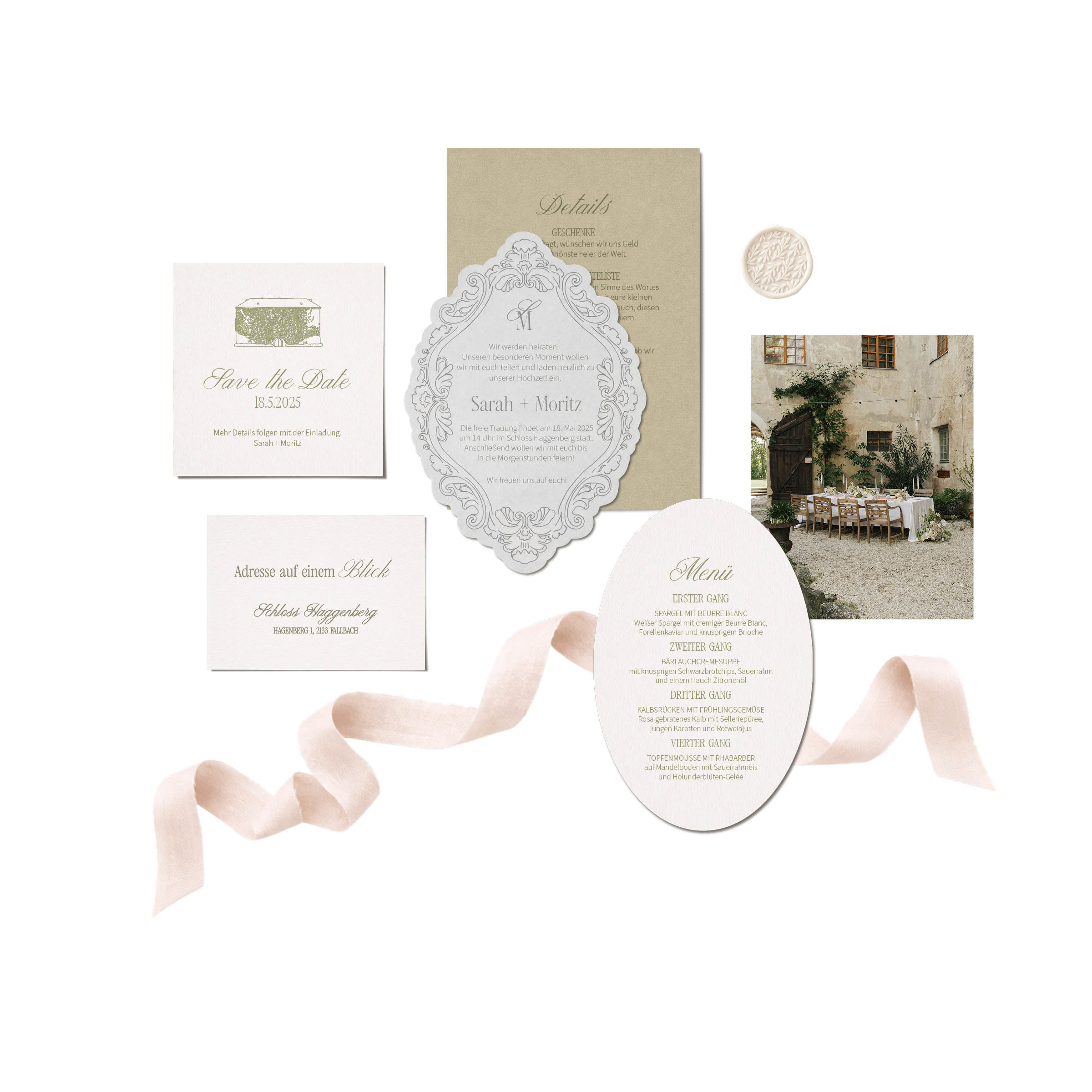 Verschiedene Hochzeitseinladungskarten vor einem schwarzen Hintergrund, umgeben von einem rosa Schleifenband, mit einem Fotos von einem Gebäude im Innenhof im unteren rechten Bereich.