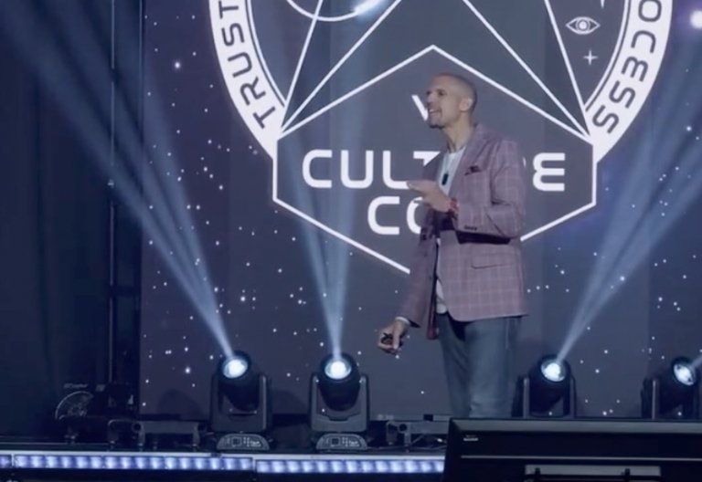 Tamien Dysart doing a keynote at Culture Con