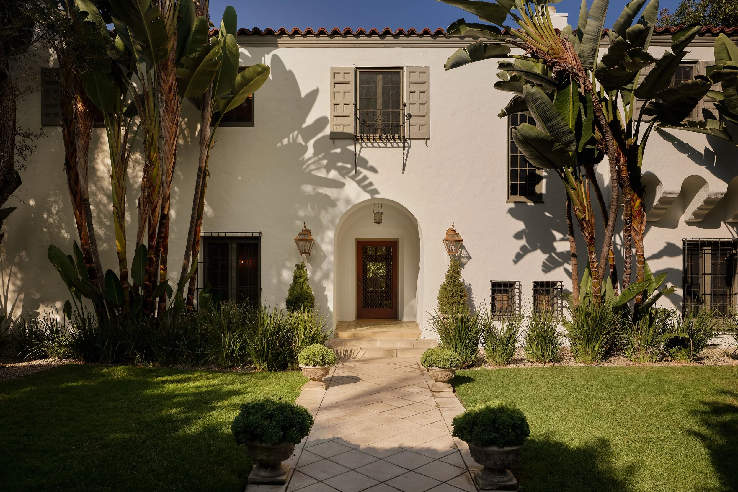 Outdoor entertaining patio at a historic Hancock Park home in Los Angeles, staged by Francesca Grace with luxury outdoor furnishings and mature landscaping.