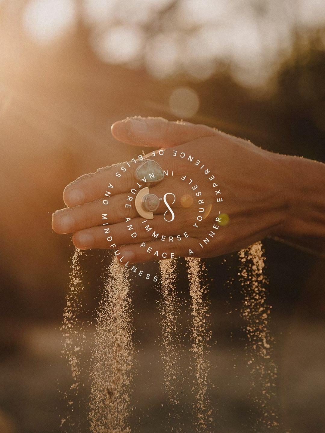 Mano con polvo de arena cayendo en un entorno al atardecer, con texto en círculo que dice "Sumérgete en la naturaleza y la tranquilidad. Una experiencia interior de plenitud y bienestar".