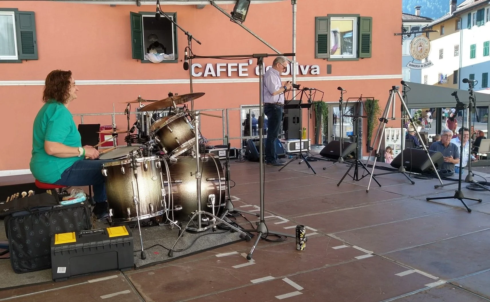 Drummer bei Soundcheck auf einer Bühne im Freien für ein Live-Konzert