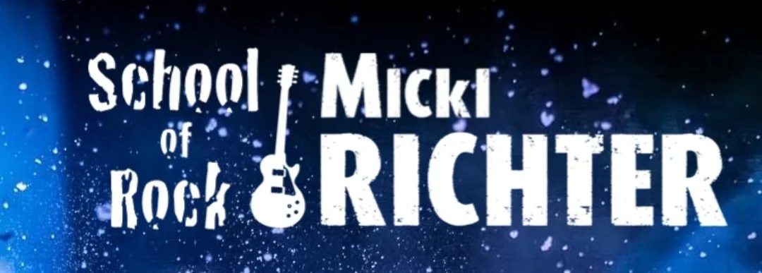 Logo für die Sendung 'School of Rock mit Micki Richter' mit bläulichem, schimmerndem Hintergrund und Rock-Elementen.