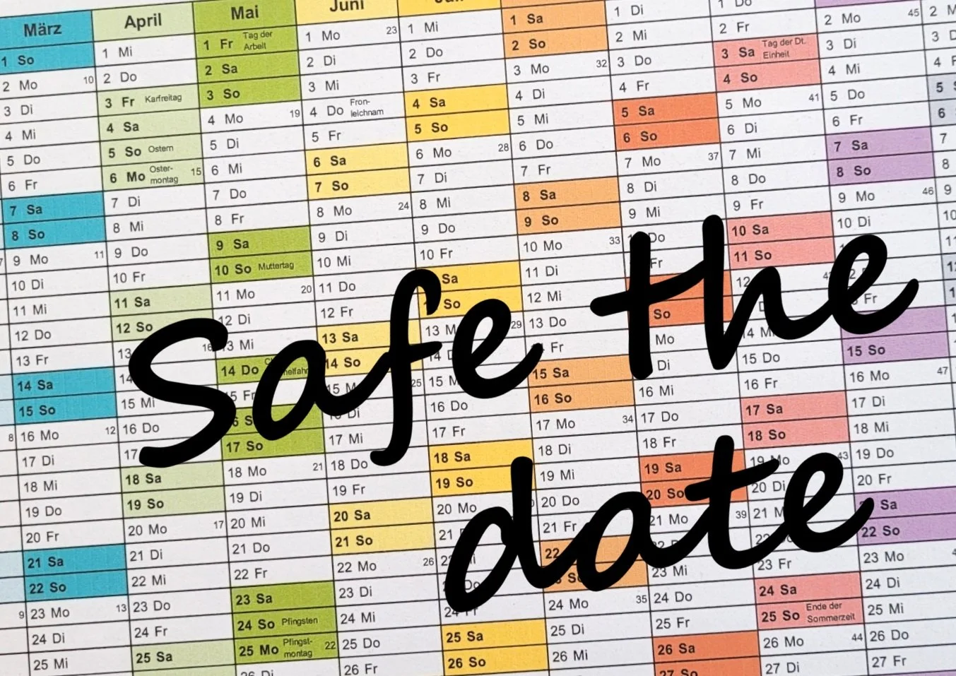 Kalender für das Jahr mit Markierungen für Monate, Wochen und Feiertage, inklusive Ostern, Muttertag und Pfingsten, mit Überschrift 'Save the date' in schwarzer Schreibschrift