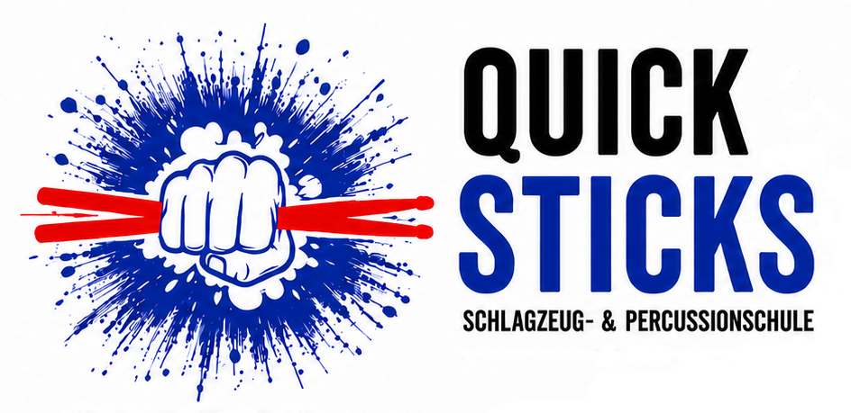 Ein Logo für eine Schlagzeug- und Percussionschule namens 'Quick Sticks'. Das Logo zeigt eine Faust, die mit roten Drumsticks schlägt, vor einem blauen Farbschlag, mit dem Schriftzug 'Quick Sticks' und dem Zusatz 'Schlagzeug- & Percussionschule'.
