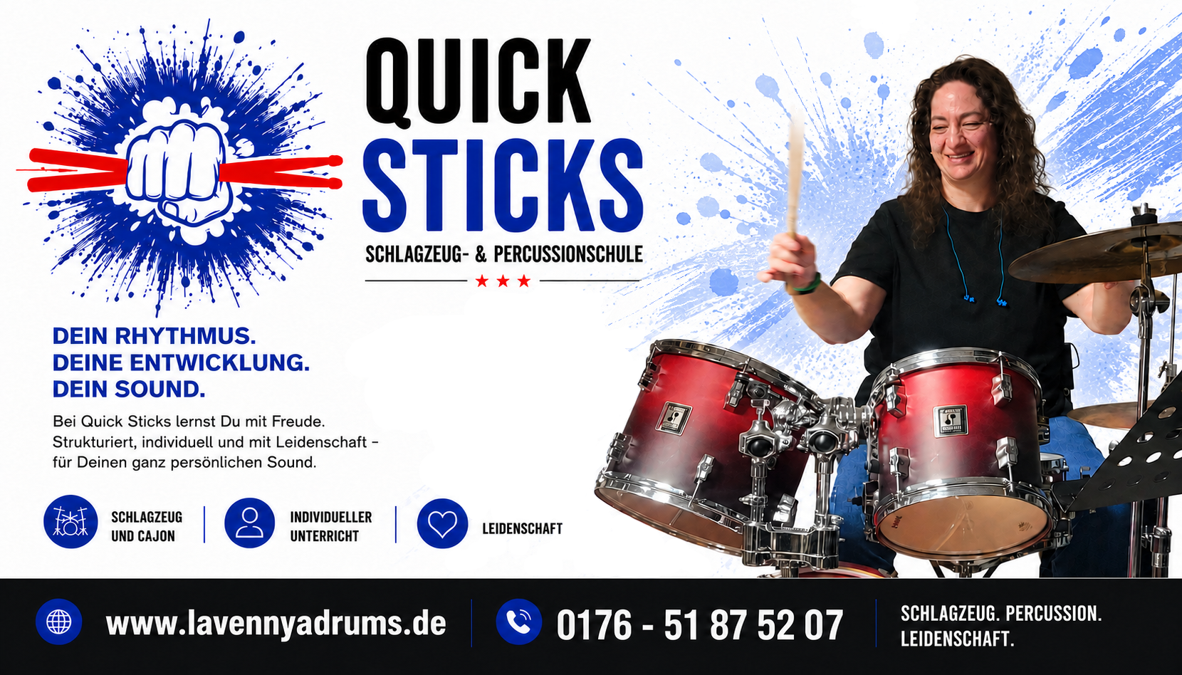 Werbeplakat für Quick Sticks Schlagzeug- und Percussionschule mit einer lachenden Frau, die auf einem roten Schlagzeug trommelt. Text mit Website, Telefonnummer und Angeboten.