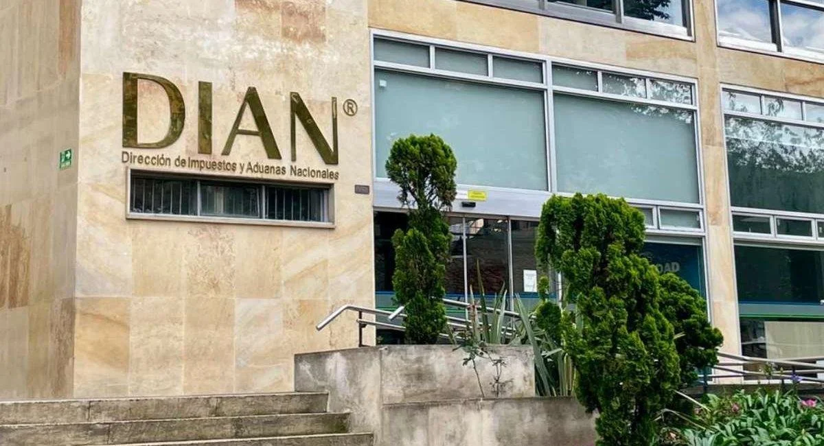 Front of a building with a sign reading 'DIAN' and 'Dirección de Impuestos y Aduanas Nacionales'.