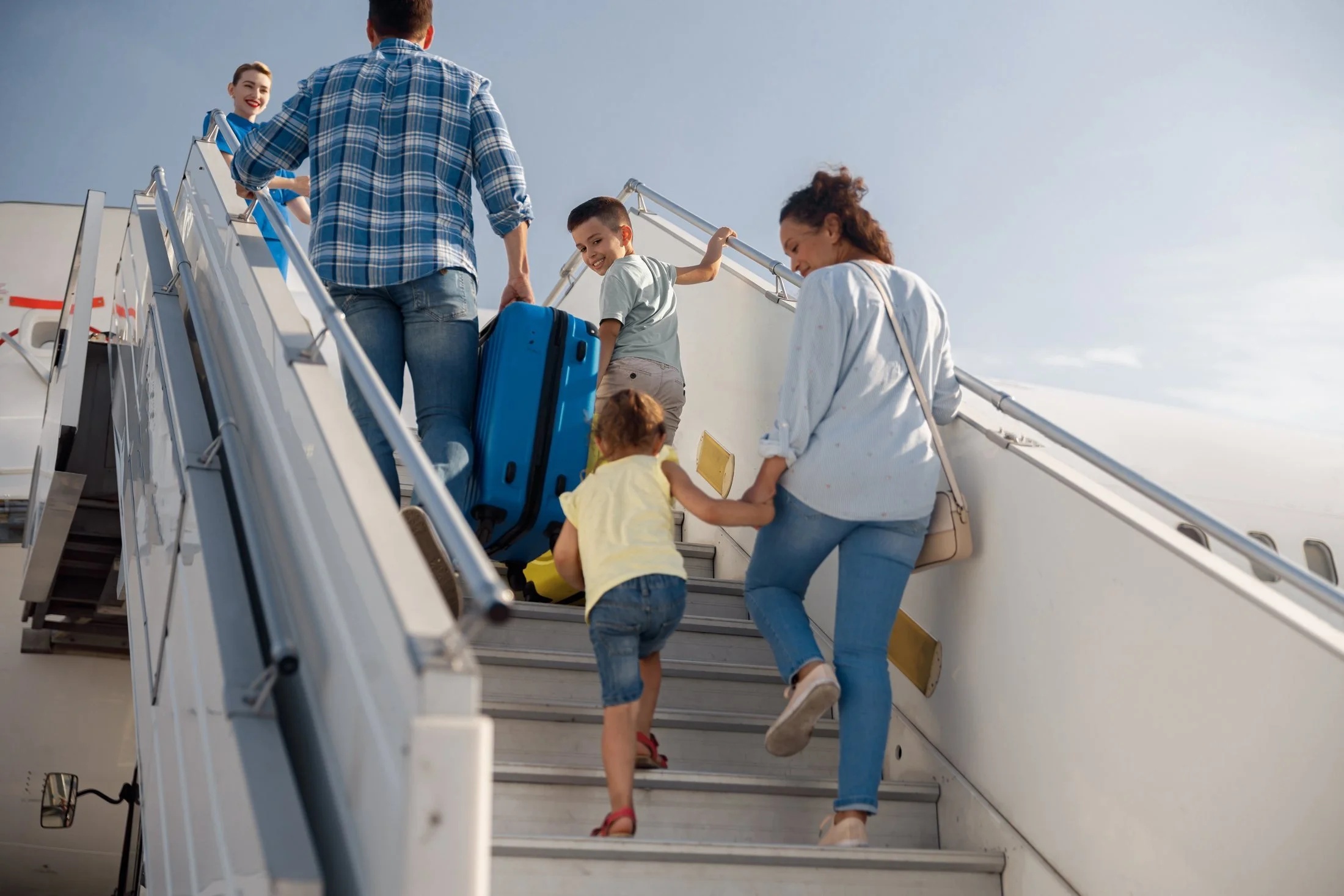 Pasar Activos a Sus Hijos a Través de Tres Países — Free to Roam cross-border tax and residency guide