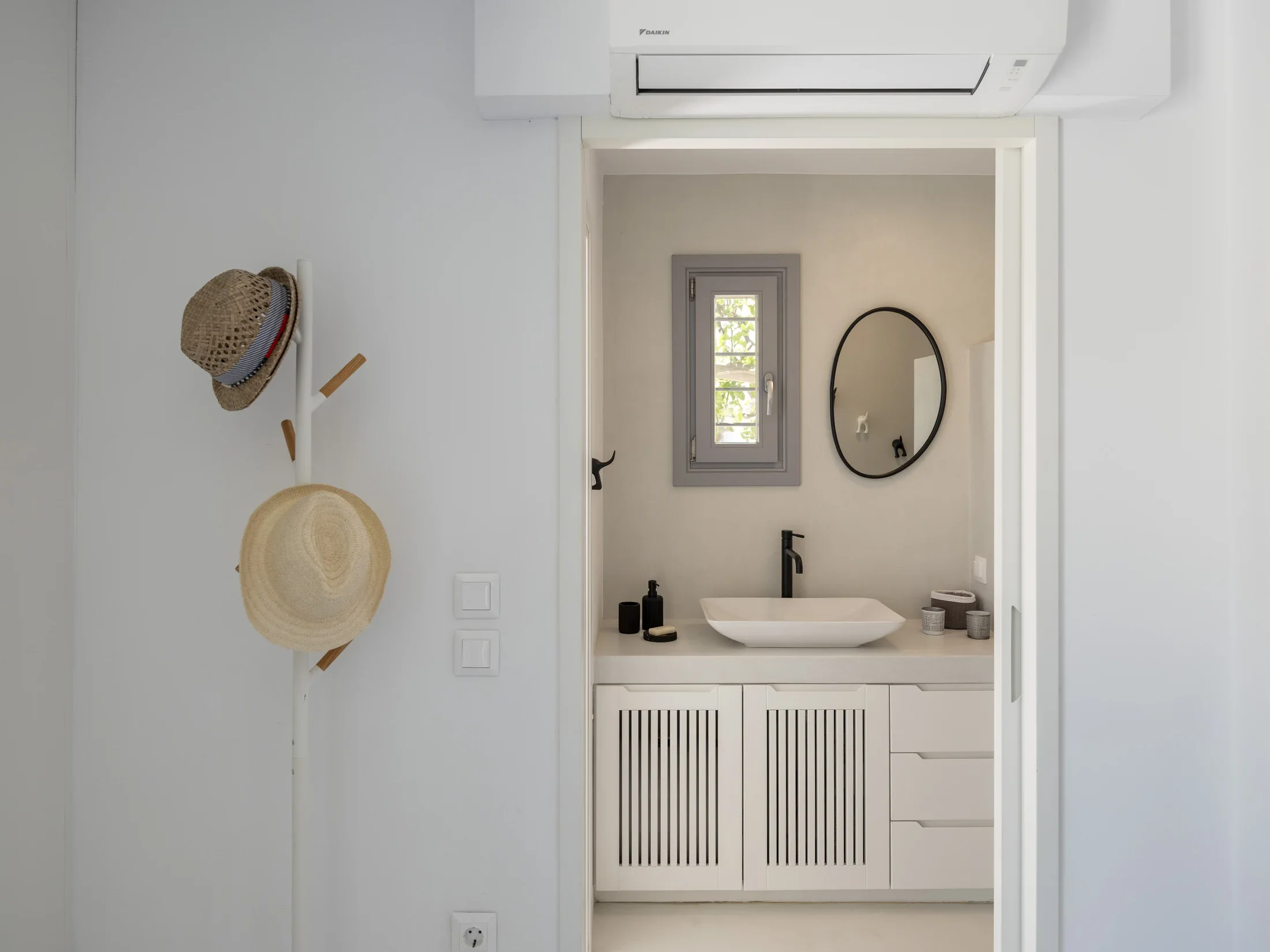 villa-kavouraki-paros-bathroom-15.webp