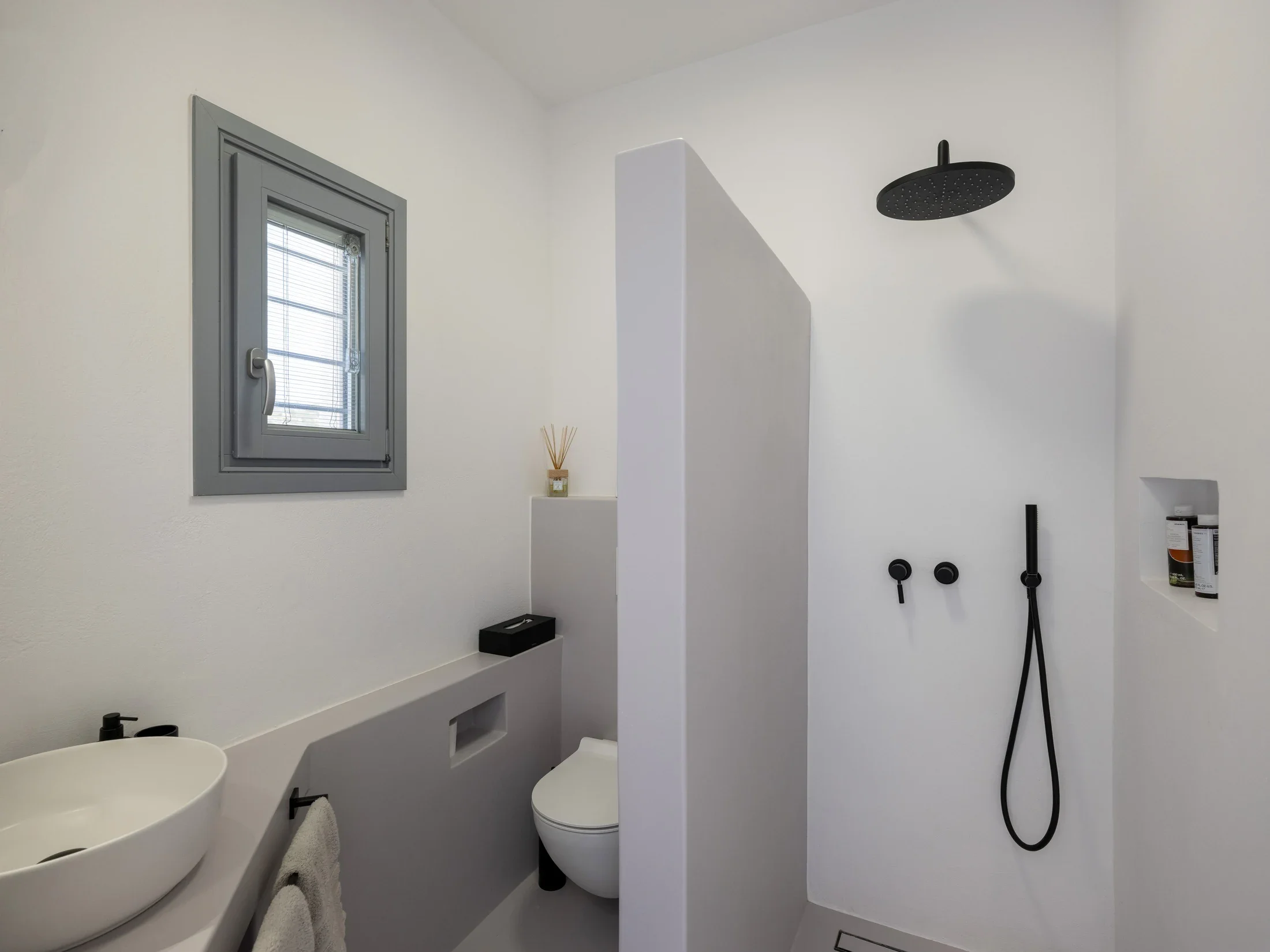 villa-kavouraki-paros-bathroom-11.webp