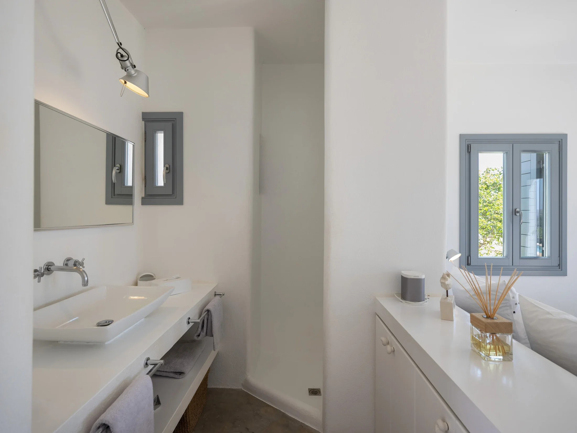 villa-kavouraki-paros-bathroom-07.webp