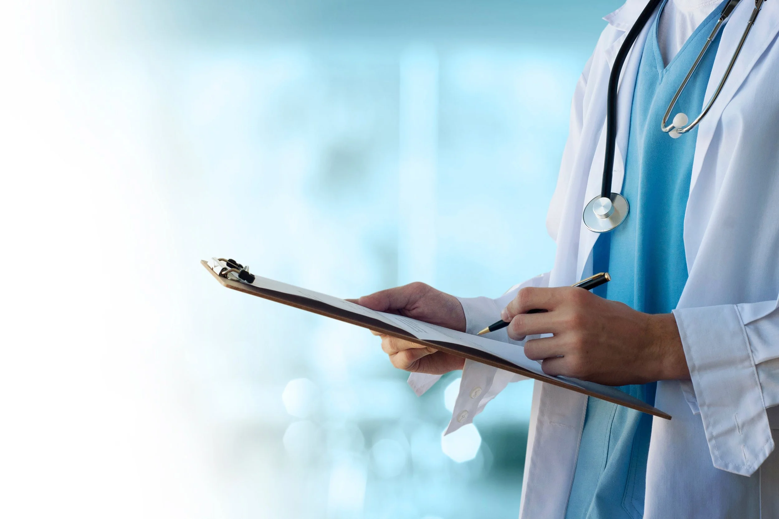 Médecin en blouse blanche avec stéthoscope autour du cou, tenant un clipboard et un stylo, en train de prendre des notes.