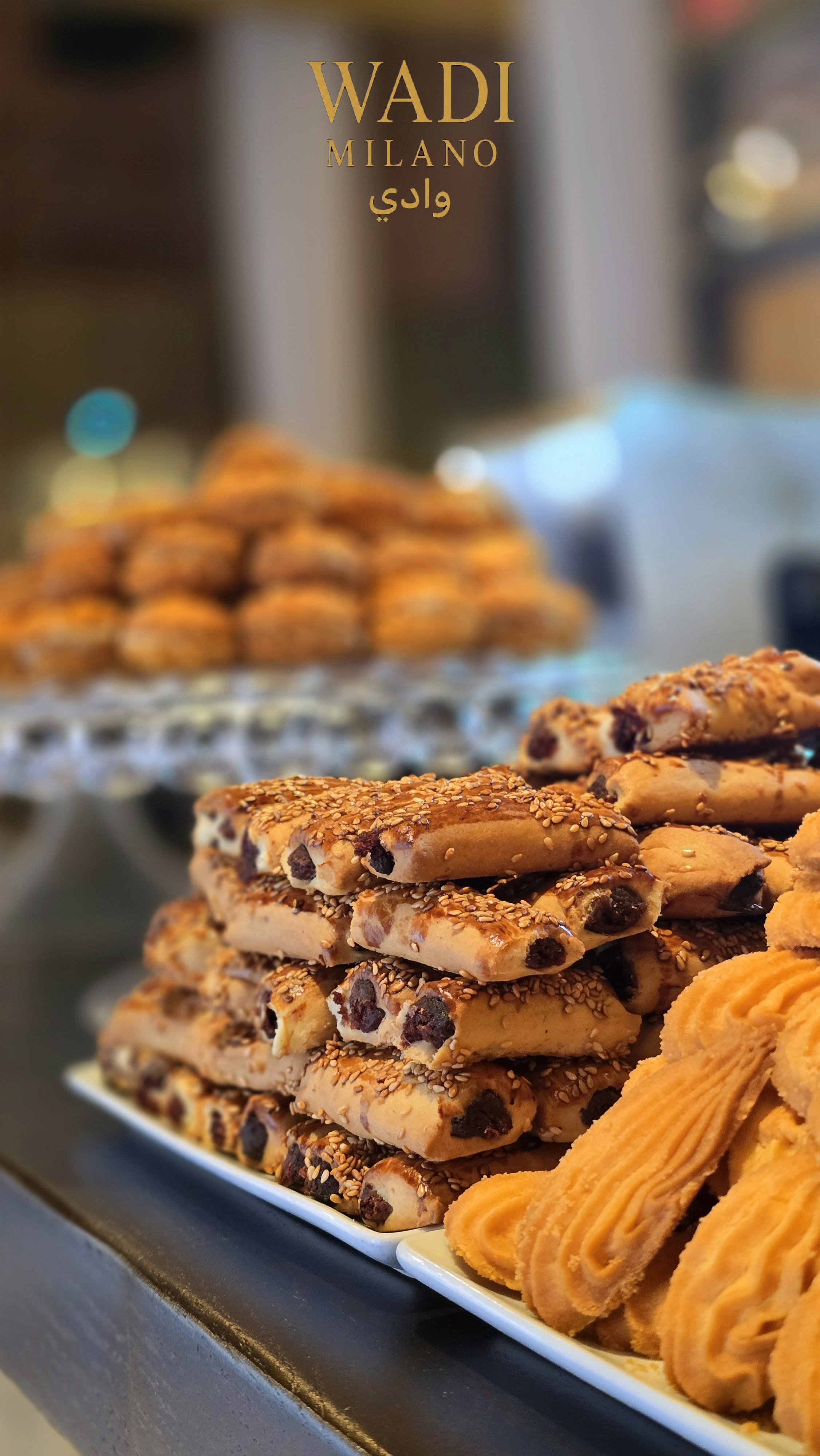 Puccio di biscotti e pasticcini su un piatto, con un'ambientazione sfocata sullo sfondo.