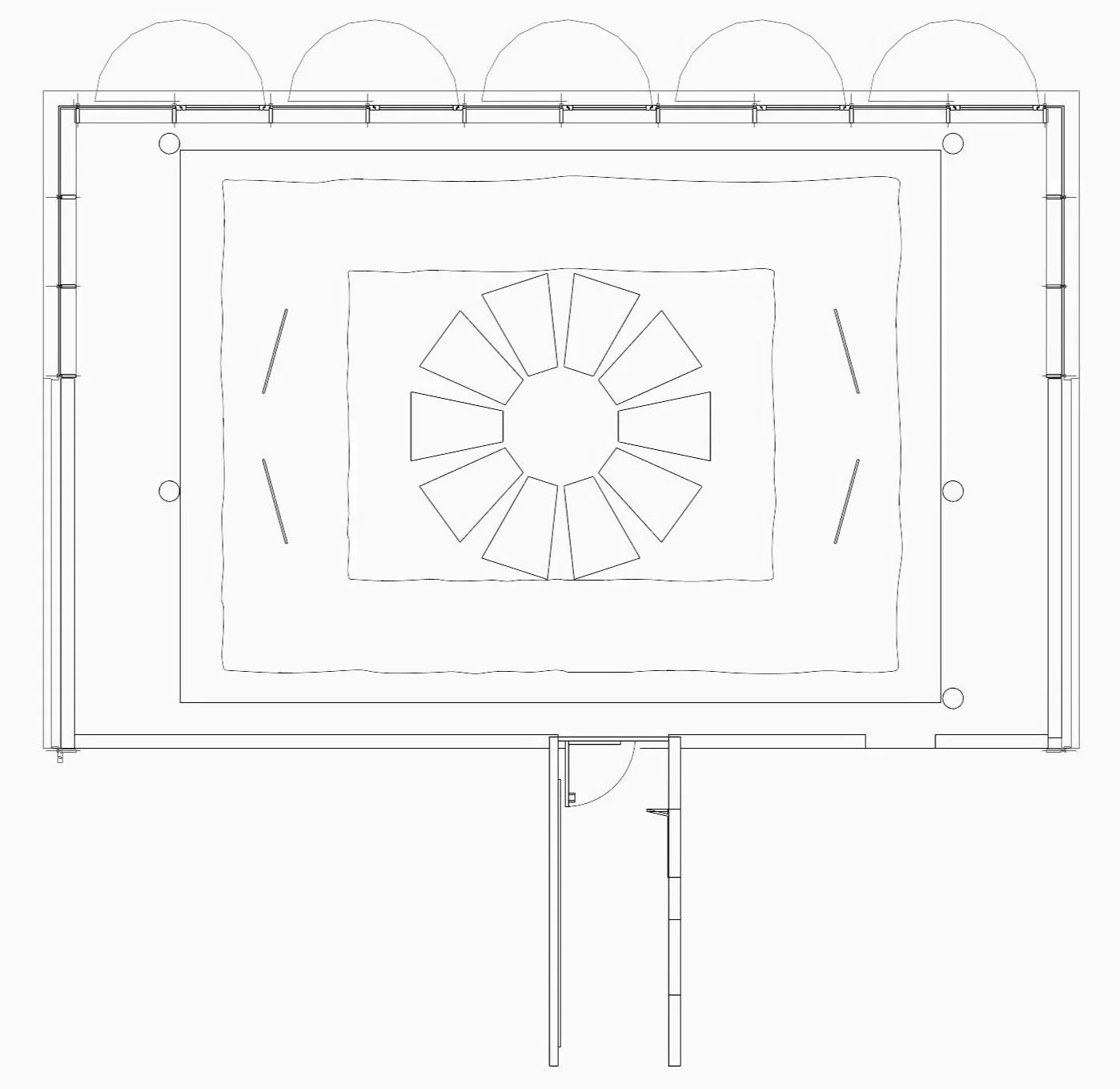 Architektonischer Grundriss eines Raumes mit einem zentralen, runden Element und umliegenden Sitzflächen, Türen und Wänden.