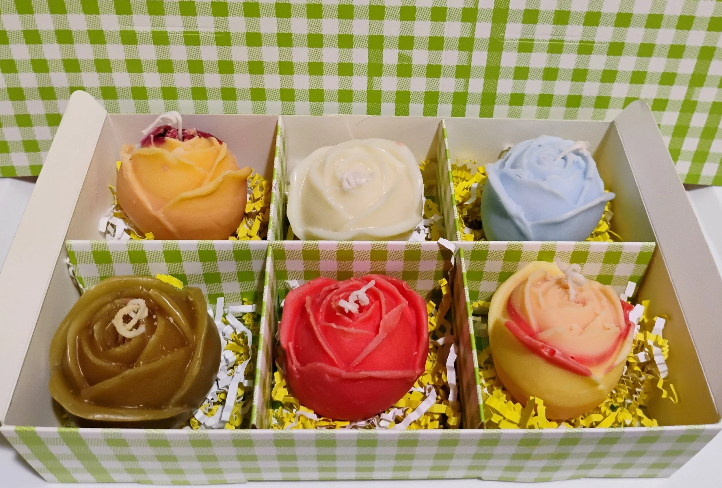 Roses (6pcs) in Green Checkered Gift Box (Per Box Approx 15.55 ozs)