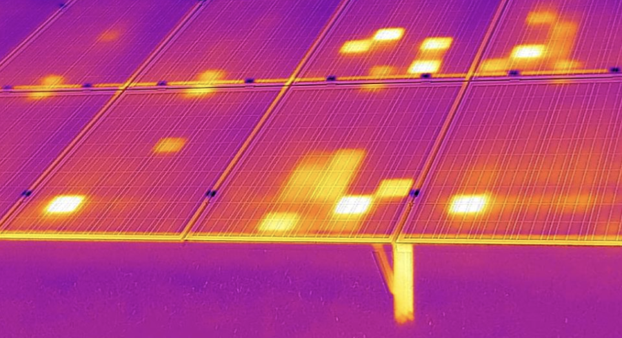 Panneaux solaires en thermique, avec des lumières chaudes indiquant la chaleur.