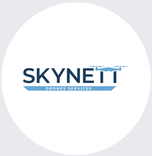 Logo de SkyNet Drones Services avec un drone stylisé au-dessus du texte