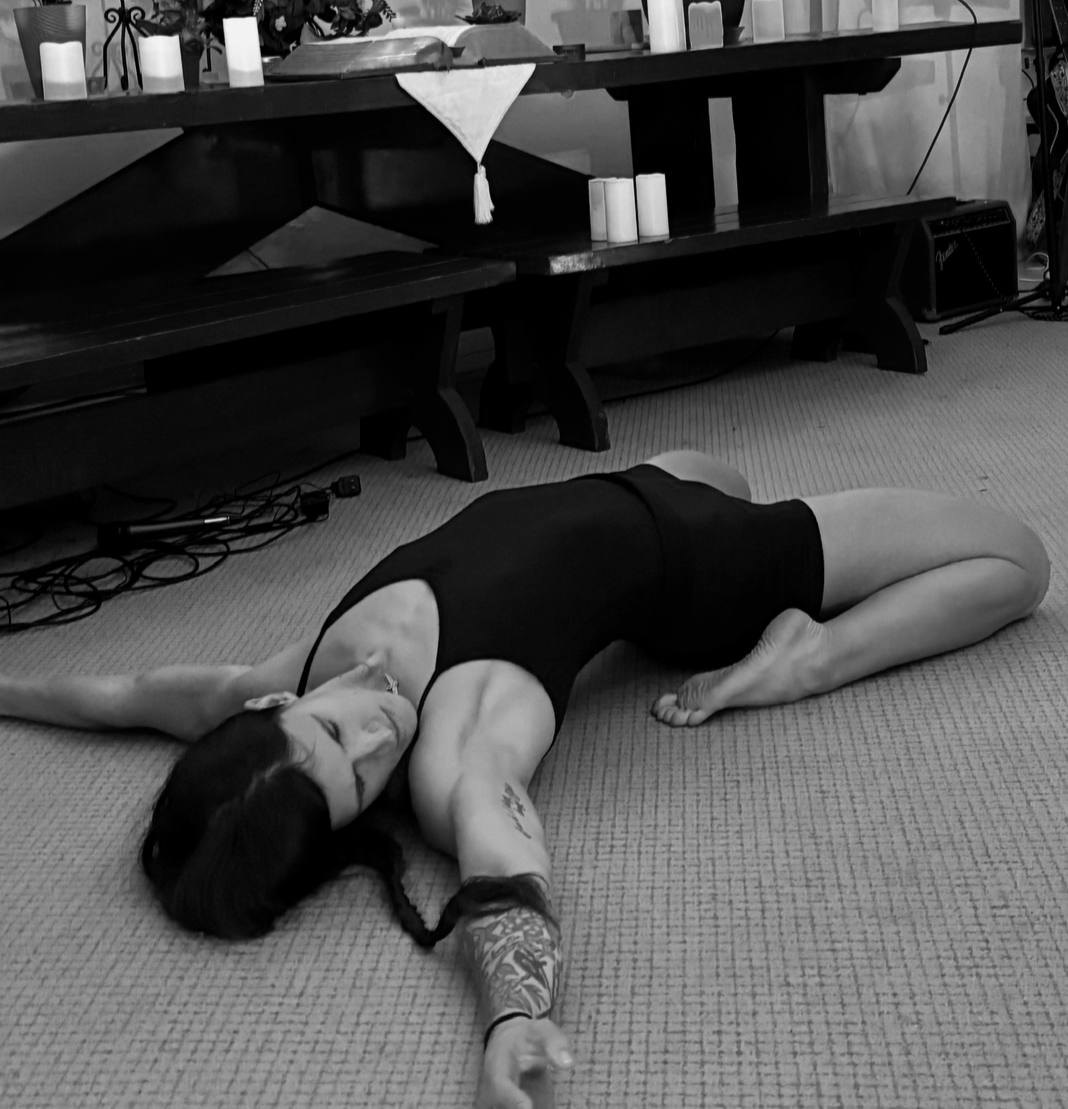 Christian Body Builder Robbi Carlson Posing to Worship music at a forever altr'd open night worship experience in charlotte, Nc