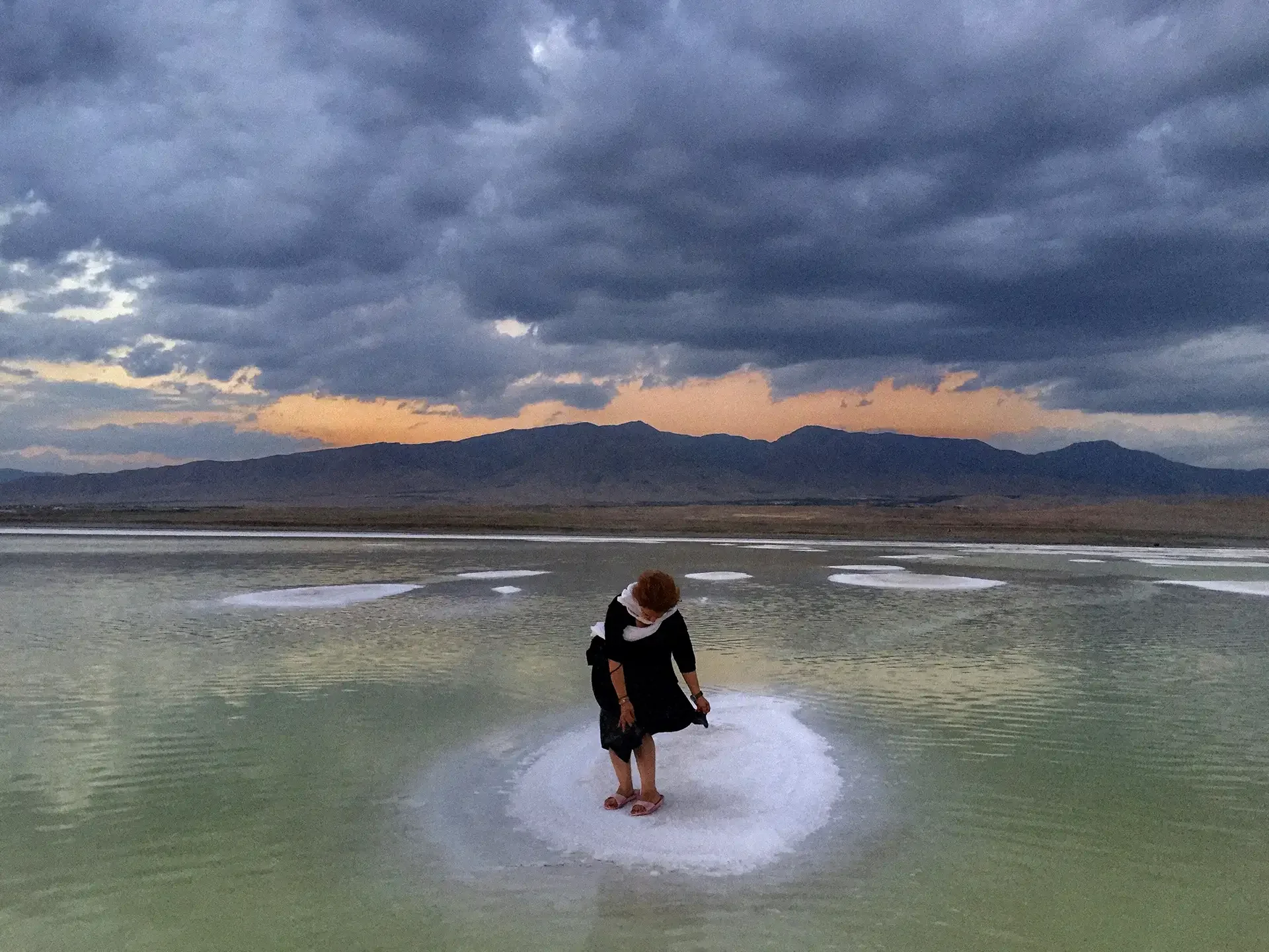 behrouz-badrouj-photography-portrait-documentary-urmia-lake-salt-lake-iran-women-1.webp