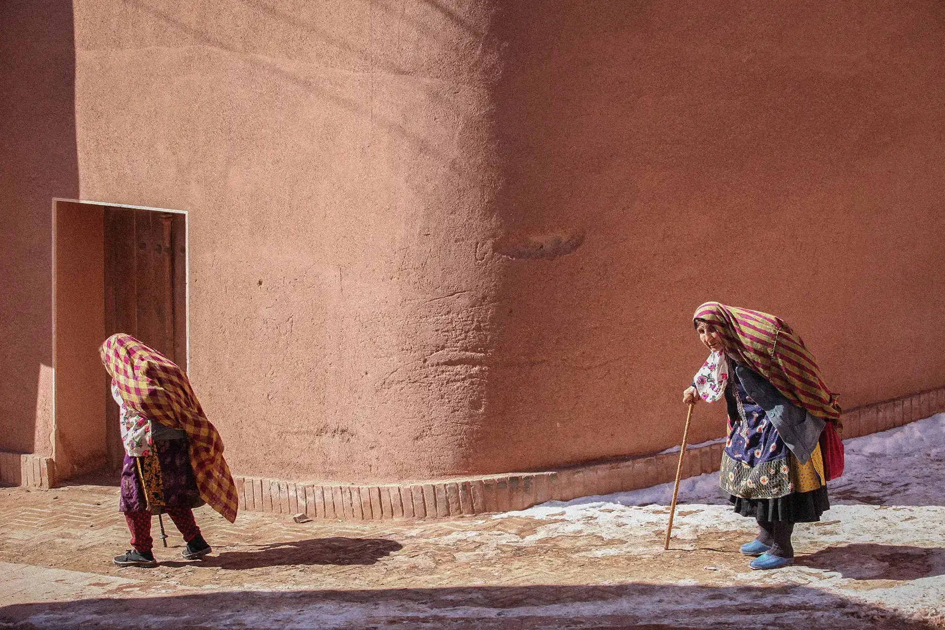 behrouz-badrouj-photography-portrait-women-esfahan-kashan-iranian-family-abyane-iranian-women-.webp