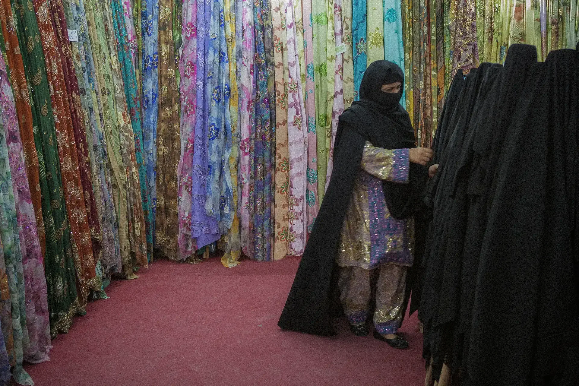 behrouz-badrouj-photography-portrait-women-bazar-zahedan-treditional-folk--baluchistan-iranian-women.webp