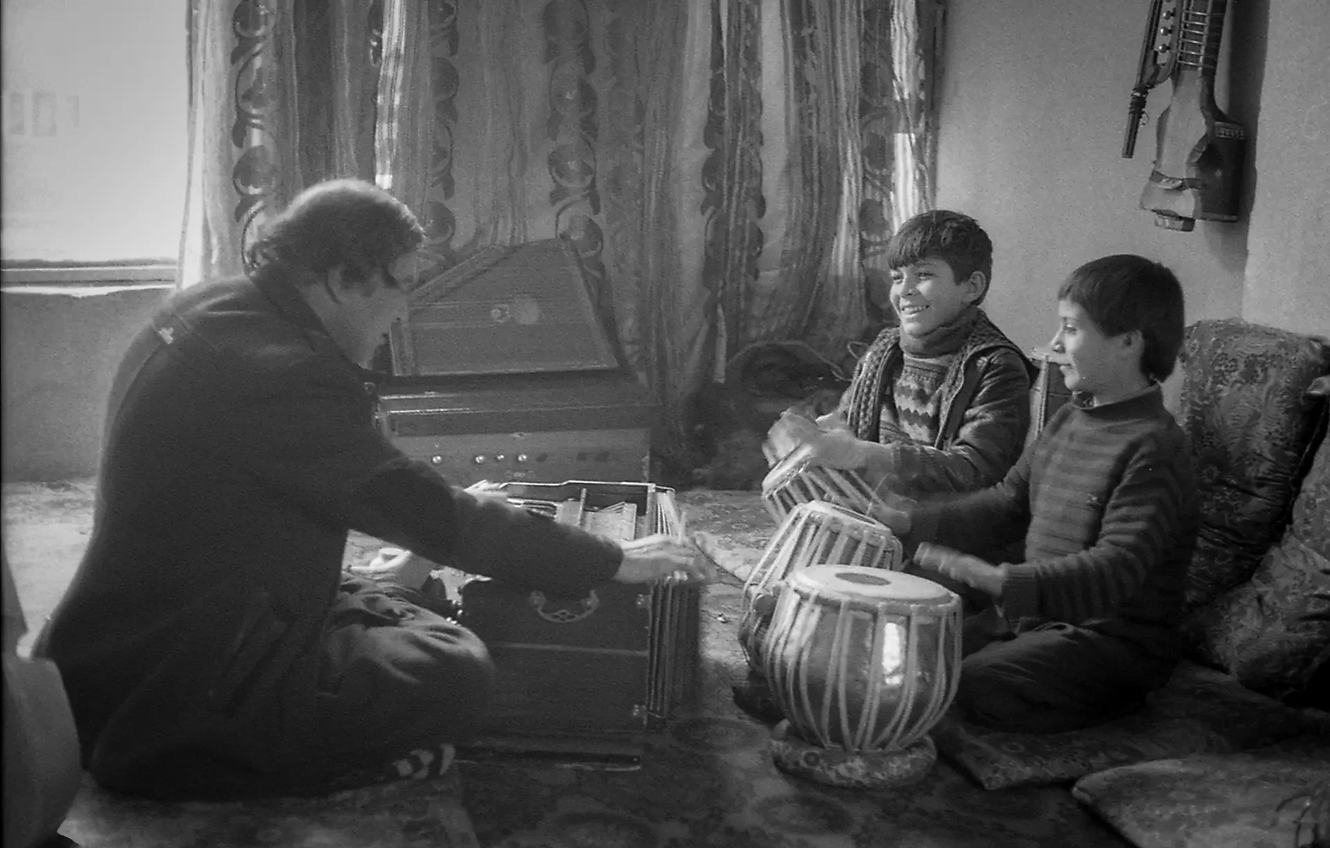 Black and white documentary scene of musicians playing traditional instruments indoors,Kouche Kharabat, Kabul,  Afghanistan. A Plan for "when Pomegranates Howl" mouvie