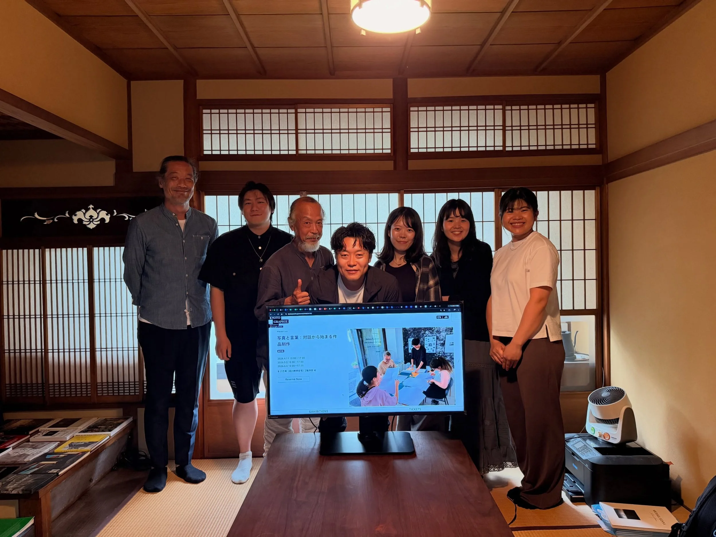 本日、京都グラフィー吉田亮人マスタークラス3回講座の最終日でした。
4月の1回目から2ヶ月かけて各自の課題に取り組んで、あっと驚くほど大化けした人もいて、僕も若い人には負けていられないと思う日となりました。
僕自身も大きな収穫となり参加して本当によかっと感じています。兎に角、吉田さんが真面目で一人一人に向き合ってくれて、もし、来年もあるのなら、是非参加するのをお薦めします。