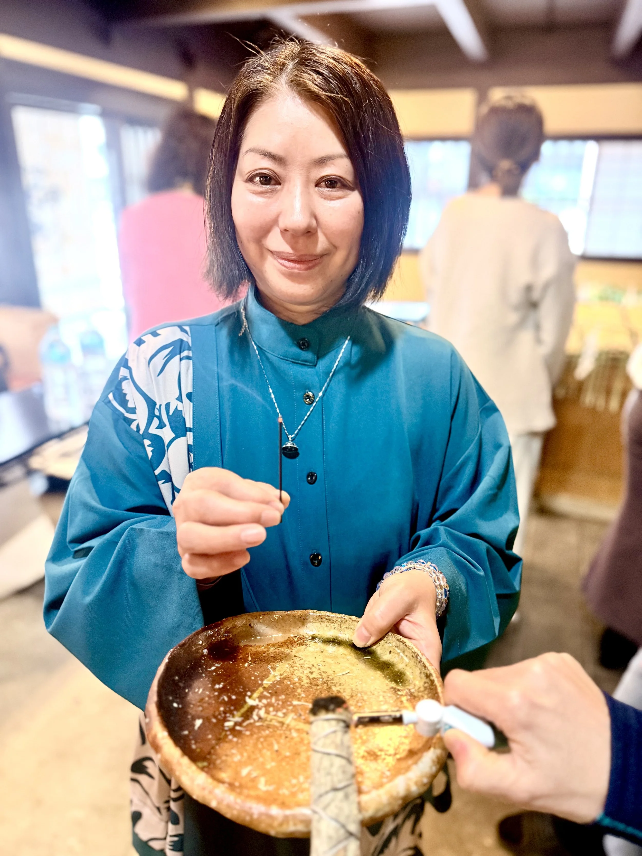 ケーキを持つ女性とケーキのクローズアップ