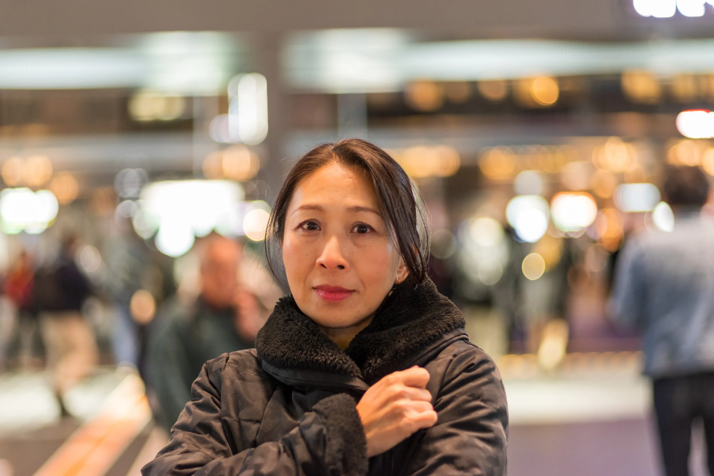 冬の夜京都駅にに到着した彼女、撮りたいと願っていたら向こうからやってきてくれた。