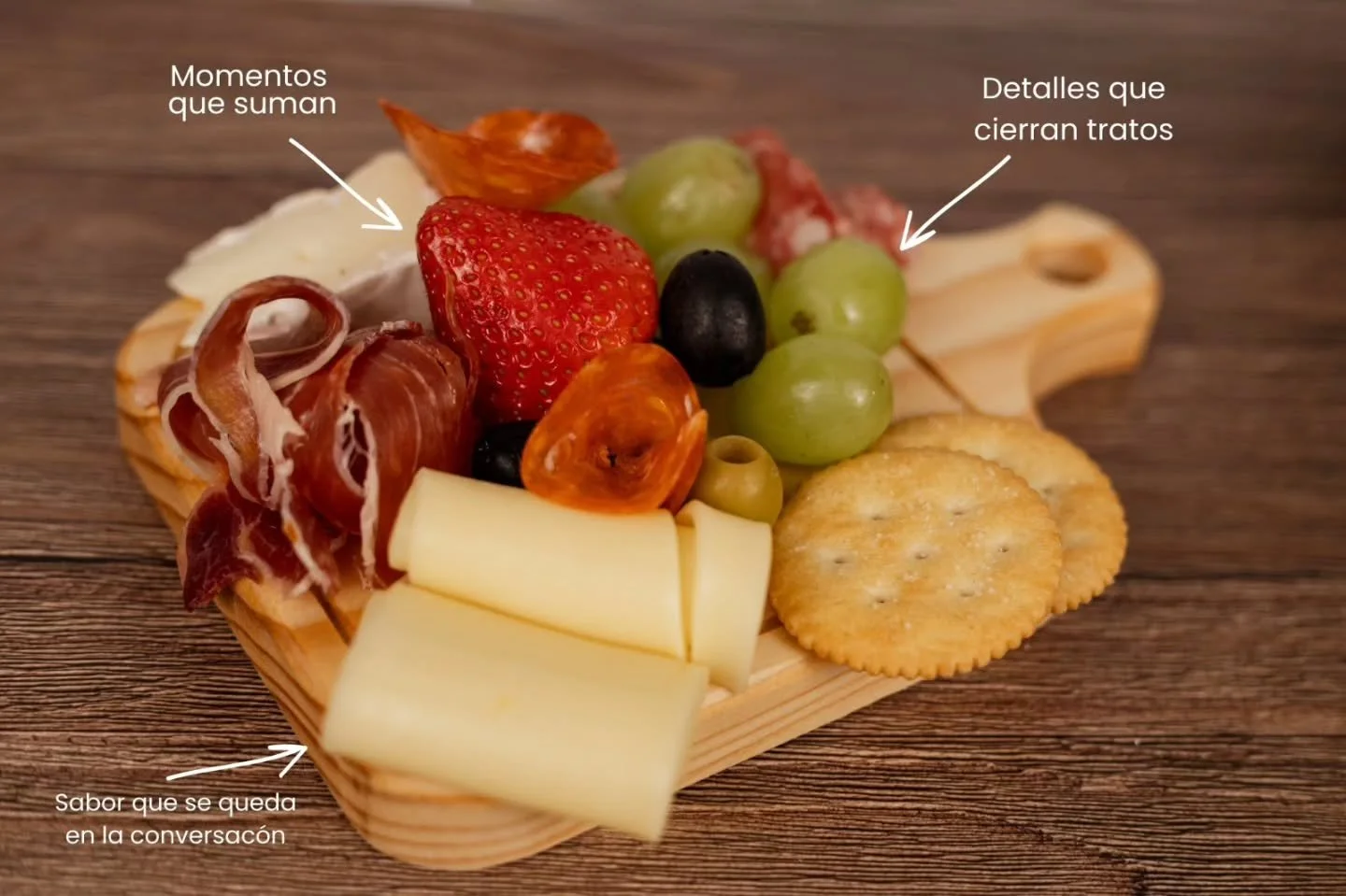 Si vas a montar un evento para tus clientes o tu equipo, que la mesa tambi&eacute;n cuente algo de ti. 🧀🍇

Los detalles son los que se quedan.

Hab&iacute;as visto una tabla as&iacute; en un evento corporativo? 👀
Si no, ya sabes a qui&eacute;n esc