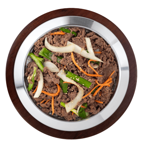 Beef stir-fry with onions, green peppers, and carrots in a stainless steel bowl.